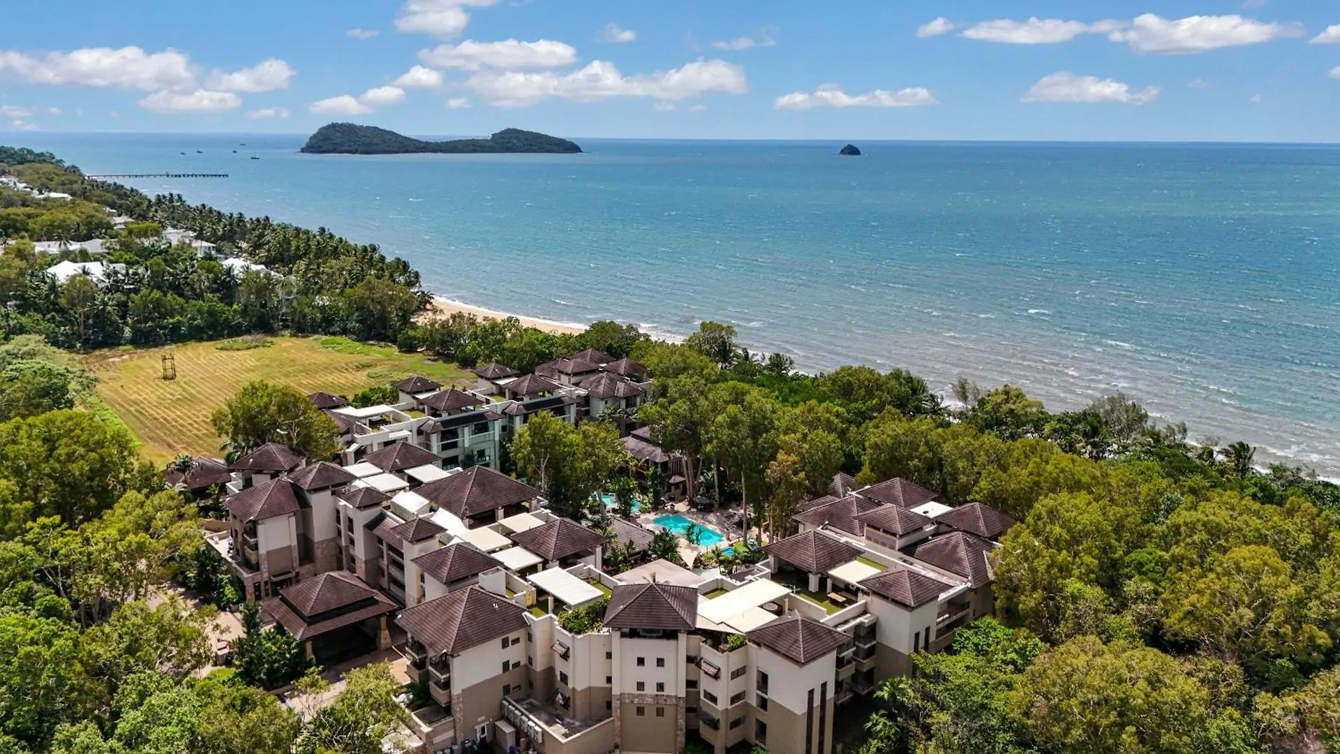 Paradise Bound - A Rooftop Resort Retreat Palm Cove Apartment